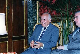 Lorenzo Del Boca e Paolo Serventi Longhi, rispettivamente presidente e segretario della Federazione nazionale della stampa italiana, con il Direttivo dell'Unione cattolica stampa italiana