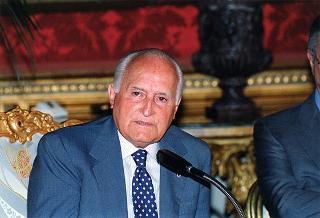 Lorenzo Del Boca e Paolo Serventi Longhi, rispettivamente presidente e segretario della Federazione nazionale della stampa italiana, con il Direttivo dell'Unione cattolica stampa italiana