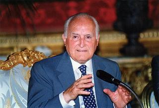 Lorenzo Del Boca e Paolo Serventi Longhi, rispettivamente presidente e segretario della Federazione nazionale della stampa italiana, con il Direttivo dell'Unione cattolica stampa italiana