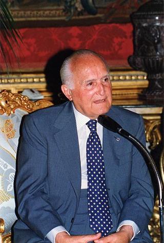 Lorenzo Del Boca e Paolo Serventi Longhi, rispettivamente presidente e segretario della Federazione nazionale della stampa italiana, con il Direttivo dell'Unione cattolica stampa italiana