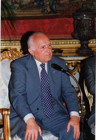 Lorenzo Del Boca e Paolo Serventi Longhi, rispettivamente presidente e segretario della Federazione nazionale della stampa italiana, con il Direttivo dell'Unione cattolica stampa italiana