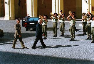 Amm. sq. Guido Venturoni, capo di Stato maggiore della Difesa, con una delegazione di militari del contingente ITALFOR che ha operato in Bosnia