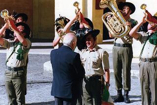 Amm. sq. Guido Venturoni, capo di Stato maggiore della Difesa, con una delegazione di militari del contingente ITALFOR che ha operato in Bosnia