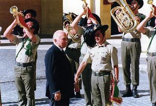 Amm. sq. Guido Venturoni, capo di Stato maggiore della Difesa, con una delegazione di militari del contingente ITALFOR che ha operato in Bosnia