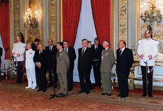 Amm. sq. Guido Venturoni, capo di Stato maggiore della Difesa, con una delegazione di militari del contingente ITALFOR che ha operato in Bosnia