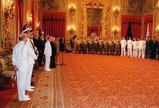 Amm. sq. Guido Venturoni, capo di Stato maggiore della Difesa, con una delegazione di militari del contingente ITALFOR che ha operato in Bosnia