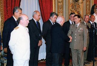Amm. sq. Guido Venturoni, capo di Stato maggiore della Difesa, con una delegazione di militari del contingente ITALFOR che ha operato in Bosnia