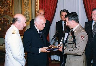 Amm. sq. Guido Venturoni, capo di Stato maggiore della Difesa, con una delegazione di militari del contingente ITALFOR che ha operato in Bosnia
