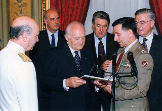 Amm. sq. Guido Venturoni, capo di Stato maggiore della Difesa, con una delegazione di militari del contingente ITALFOR che ha operato in Bosnia