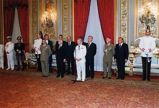 Amm. sq. Guido Venturoni, capo di Stato maggiore della Difesa, con una delegazione di militari del contingente ITALFOR che ha operato in Bosnia