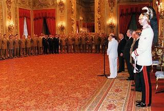 Amm. sq. Guido Venturoni, capo di Stato maggiore della Difesa, con una delegazione di militari del contingente ITALFOR che ha operato in Bosnia