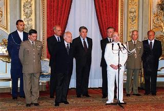 Amm. sq. Guido Venturoni, capo di Stato maggiore della Difesa, con una delegazione di militari del contingente ITALFOR che ha operato in Bosnia