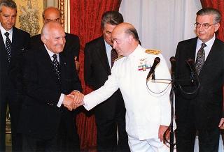 Amm. sq. Guido Venturoni, capo di Stato maggiore della Difesa, con una delegazione di militari del contingente ITALFOR che ha operato in Bosnia