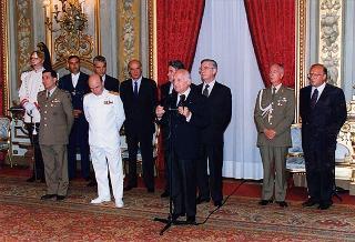Amm. sq. Guido Venturoni, capo di Stato maggiore della Difesa, con una delegazione di militari del contingente ITALFOR che ha operato in Bosnia