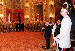 Amm. sq. Guido Venturoni, capo di Stato maggiore della Difesa, con una delegazione di militari del contingente ITALFOR che ha operato in Bosnia