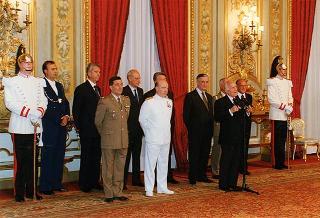 Amm. sq. Guido Venturoni, capo di Stato maggiore della Difesa, con una delegazione di militari del contingente ITALFOR che ha operato in Bosnia