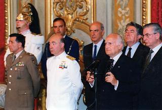 Amm. sq. Guido Venturoni, capo di Stato maggiore della Difesa, con una delegazione di militari del contingente ITALFOR che ha operato in Bosnia
