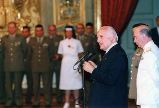 Amm. sq. Guido Venturoni, capo di Stato maggiore della Difesa, con una delegazione di militari del contingente ITALFOR che ha operato in Bosnia