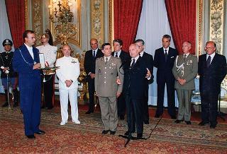 Amm. sq. Guido Venturoni, capo di Stato maggiore della Difesa, con una delegazione di militari del contingente ITALFOR che ha operato in Bosnia