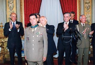 Amm. sq. Guido Venturoni, capo di Stato maggiore della Difesa, con una delegazione di militari del contingente ITALFOR che ha operato in Bosnia
