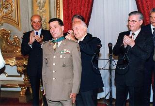 Amm. sq. Guido Venturoni, capo di Stato maggiore della Difesa, con una delegazione di militari del contingente ITALFOR che ha operato in Bosnia