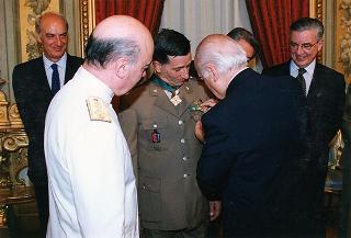Amm. sq. Guido Venturoni, capo di Stato maggiore della Difesa, con una delegazione di militari del contingente ITALFOR che ha operato in Bosnia