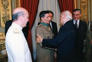 Amm. sq. Guido Venturoni, capo di Stato maggiore della Difesa, con una delegazione di militari del contingente ITALFOR che ha operato in Bosnia