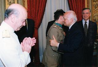 Amm. sq. Guido Venturoni, capo di Stato maggiore della Difesa, con una delegazione di militari del contingente ITALFOR che ha operato in Bosnia