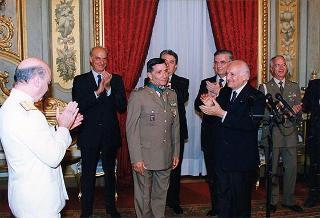 Amm. sq. Guido Venturoni, capo di Stato maggiore della Difesa, con una delegazione di militari del contingente ITALFOR che ha operato in Bosnia
