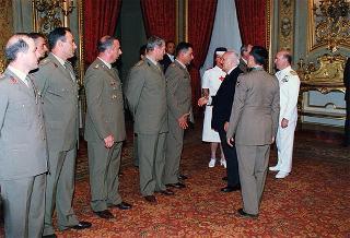 Amm. sq. Guido Venturoni, capo di Stato maggiore della Difesa, con una delegazione di militari del contingente ITALFOR che ha operato in Bosnia