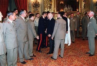Amm. sq. Guido Venturoni, capo di Stato maggiore della Difesa, con una delegazione di militari del contingente ITALFOR che ha operato in Bosnia