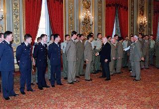 Amm. sq. Guido Venturoni, capo di Stato maggiore della Difesa, con una delegazione di militari del contingente ITALFOR che ha operato in Bosnia