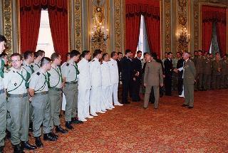 Amm. sq. Guido Venturoni, capo di Stato maggiore della Difesa, con una delegazione di militari del contingente ITALFOR che ha operato in Bosnia