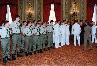 Amm. sq. Guido Venturoni, capo di Stato maggiore della Difesa, con una delegazione di militari del contingente ITALFOR che ha operato in Bosnia