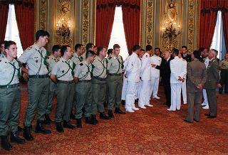 Amm. sq. Guido Venturoni, capo di Stato maggiore della Difesa, con una delegazione di militari del contingente ITALFOR che ha operato in Bosnia