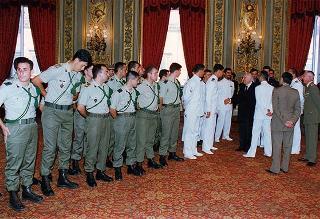 Amm. sq. Guido Venturoni, capo di Stato maggiore della Difesa, con una delegazione di militari del contingente ITALFOR che ha operato in Bosnia