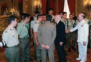 Amm. sq. Guido Venturoni, capo di Stato maggiore della Difesa, con una delegazione di militari del contingente ITALFOR che ha operato in Bosnia
