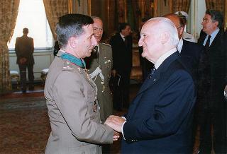 Amm. sq. Guido Venturoni, capo di Stato maggiore della Difesa, con una delegazione di militari del contingente ITALFOR che ha operato in Bosnia