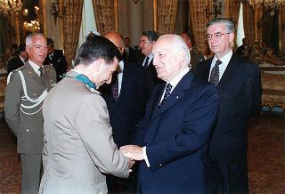Amm. sq. Guido Venturoni, capo di Stato maggiore della Difesa, con una delegazione di militari del contingente ITALFOR che ha operato in Bosnia