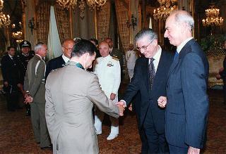 Amm. sq. Guido Venturoni, capo di Stato maggiore della Difesa, con una delegazione di militari del contingente ITALFOR che ha operato in Bosnia