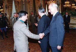 Amm. sq. Guido Venturoni, capo di Stato maggiore della Difesa, con una delegazione di militari del contingente ITALFOR che ha operato in Bosnia