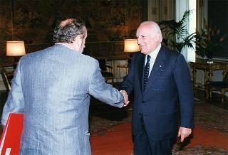 Giuliano Barbolini, sindaco di Modena, con alcune persone impegnate nel progetto di realizzazione del Centro Oncologico Modenese
