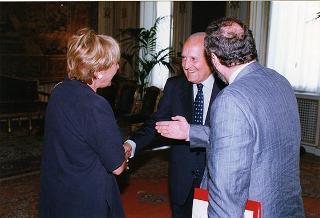 Giuliano Barbolini, sindaco di Modena, con alcune persone impegnate nel progetto di realizzazione del Centro Oncologico Modenese