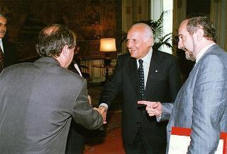 Giuliano Barbolini, sindaco di Modena, con alcune persone impegnate nel progetto di realizzazione del Centro Oncologico Modenese