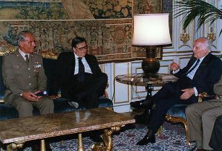 On. prof. Beniamino Andreatta, ministro della Difesa, con il gen. c.a. Franco Angioni, presidente dell'Ordine Militare d'Italia, ed il Consiglio dell'OMI