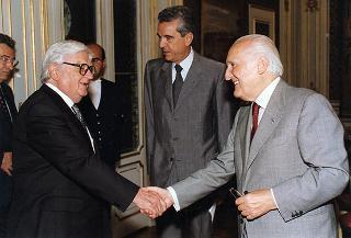 Prof. Giovanni Ferrara Salute e prof. Enzo Siciliano, rispettivamente presidente e direttore del Gabinetto G. P. Viesseux di Firenze, con una delegazione dell'Istituto