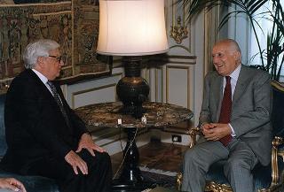 Prof. Giovanni Ferrara Salute e prof. Enzo Siciliano, rispettivamente presidente e direttore del Gabinetto G. P. Viesseux di Firenze, con una delegazione dell'Istituto