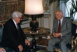 Prof. Giovanni Ferrara Salute e prof. Enzo Siciliano, rispettivamente presidente e direttore del Gabinetto G. P. Viesseux di Firenze, con una delegazione dell'Istituto