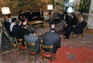 Prof. Giovanni Ferrara Salute e prof. Enzo Siciliano, rispettivamente presidente e direttore del Gabinetto G. P. Viesseux di Firenze, con una delegazione dell'Istituto