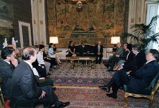 Prof. Giovanni Ferrara Salute e prof. Enzo Siciliano, rispettivamente presidente e direttore del Gabinetto G. P. Viesseux di Firenze, con una delegazione dell'Istituto